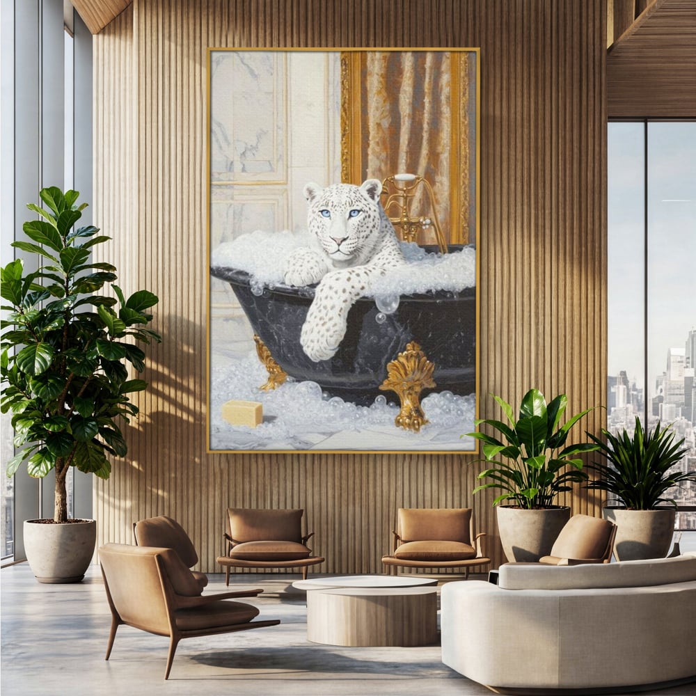 Tablou canvas cu tablou canvas cu leopard alb in cada, in rama de aluminiu auriu, pe perete intr-un birou